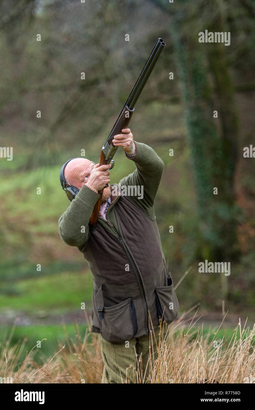 Mann schießen Vögel Stockfoto