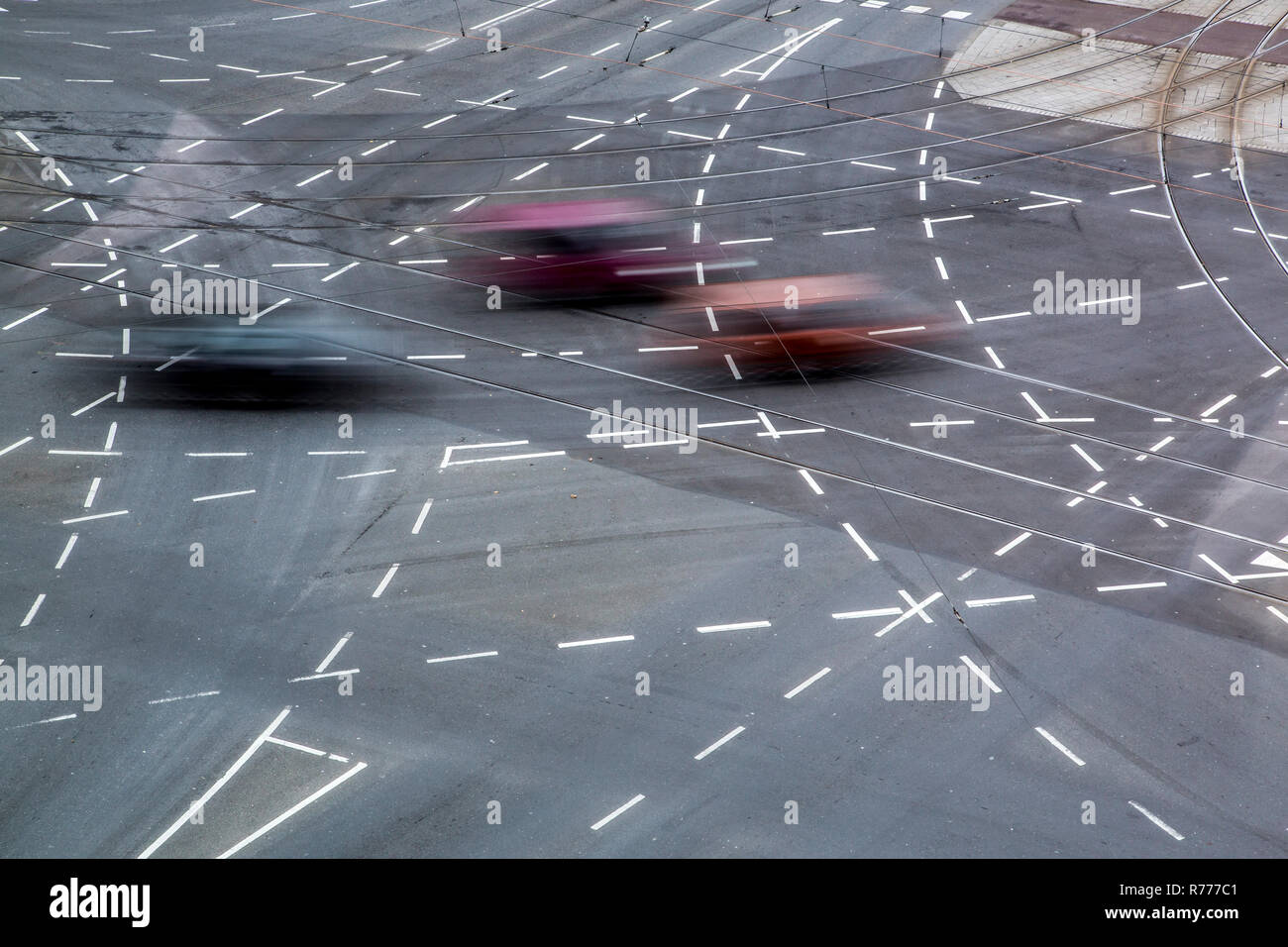 Große Kreuzung, Fahrbahnmarkierungen für verschiedene Abbiegespuren, Rotterdam, Holland, Niederlande Stockfoto