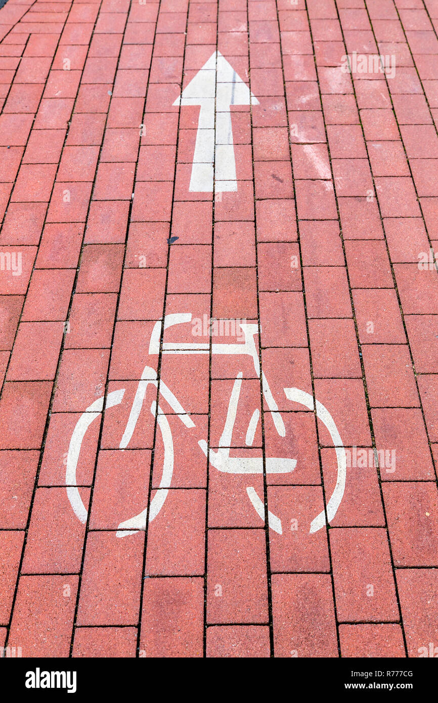 Radweg Markierung auf einem Gehsteig Stockfoto