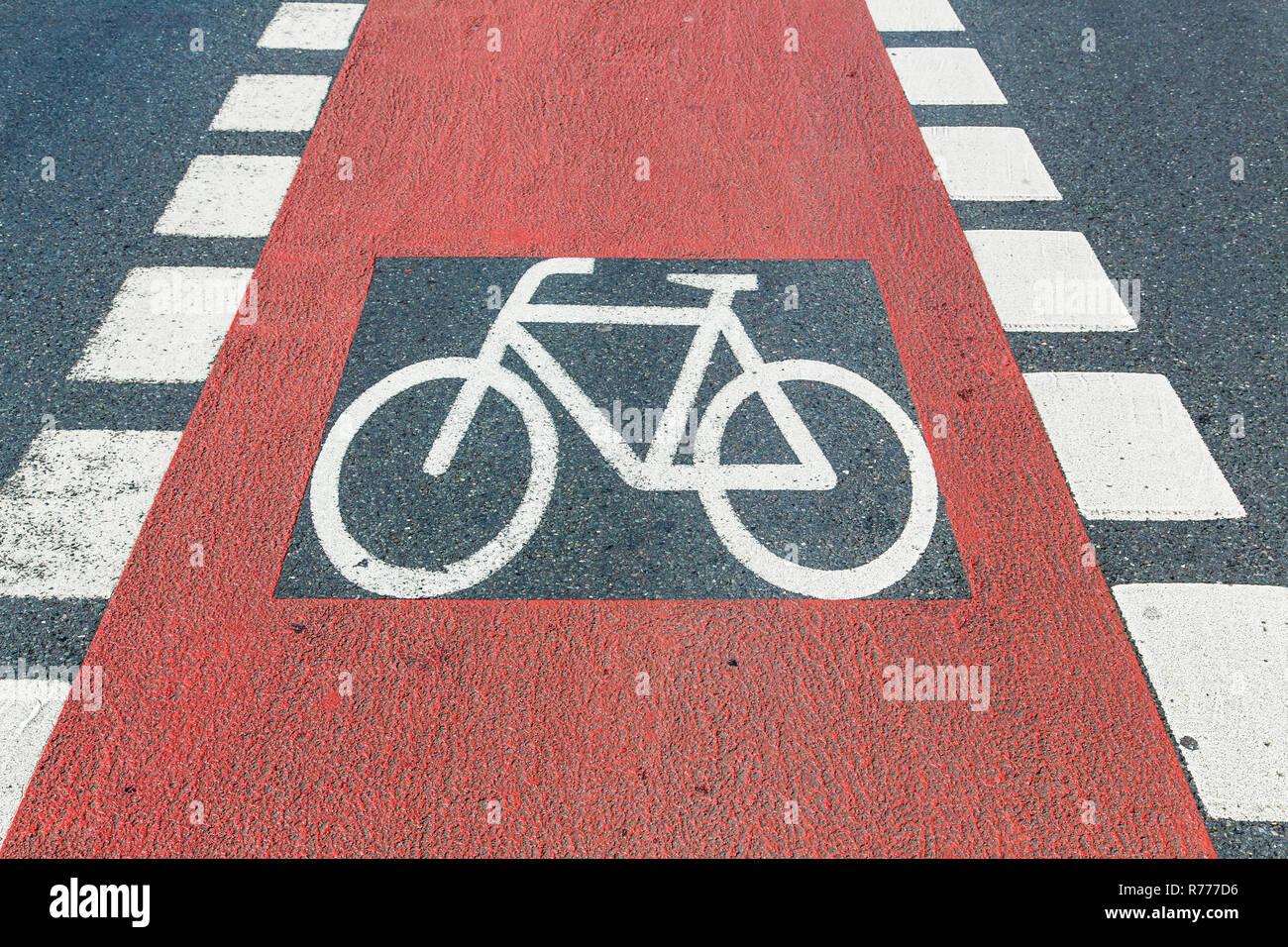 Radweg Markierung auf einem Gehsteig Stockfoto
