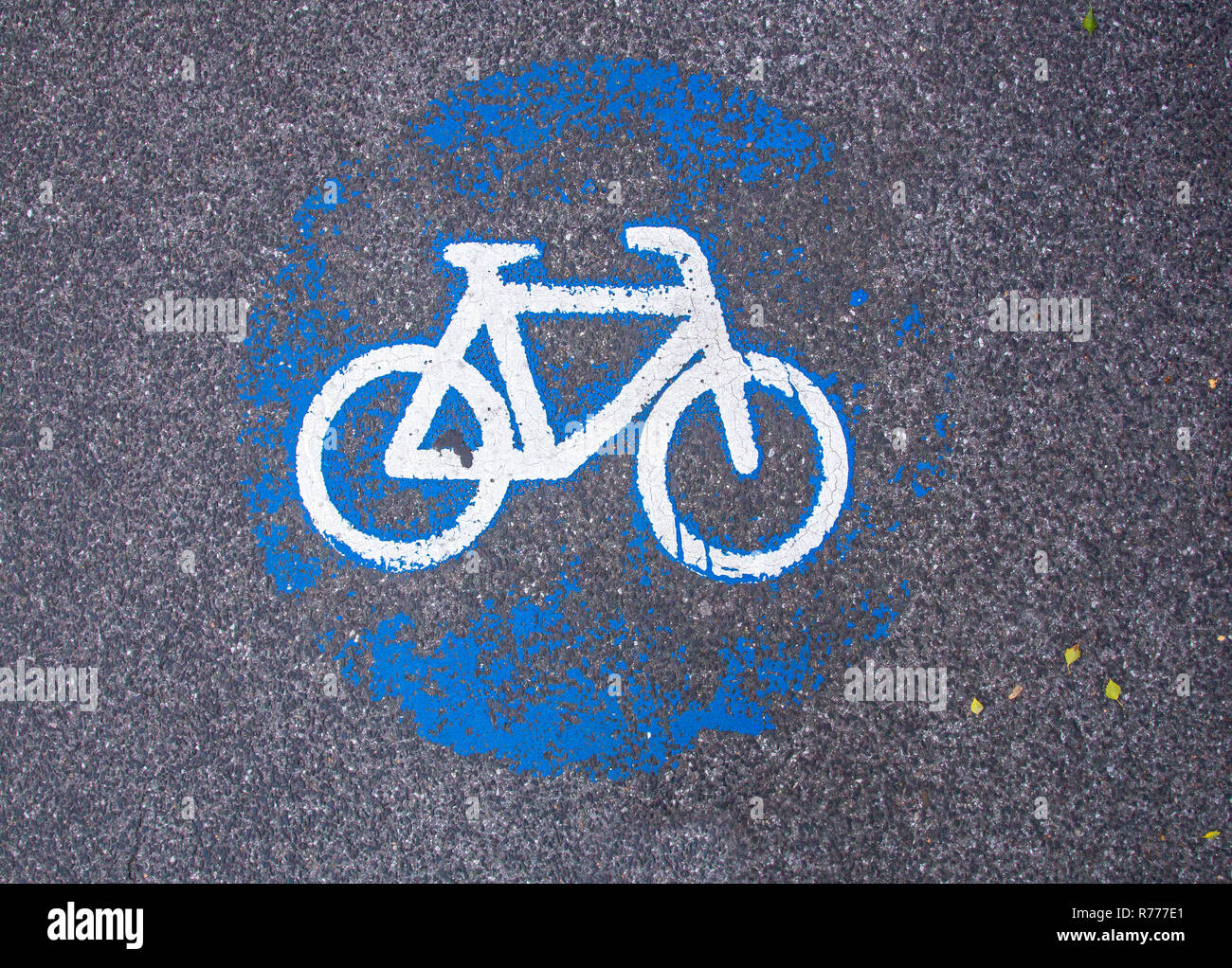 Radweg Markierung auf einem Gehsteig verschlissen Stockfoto