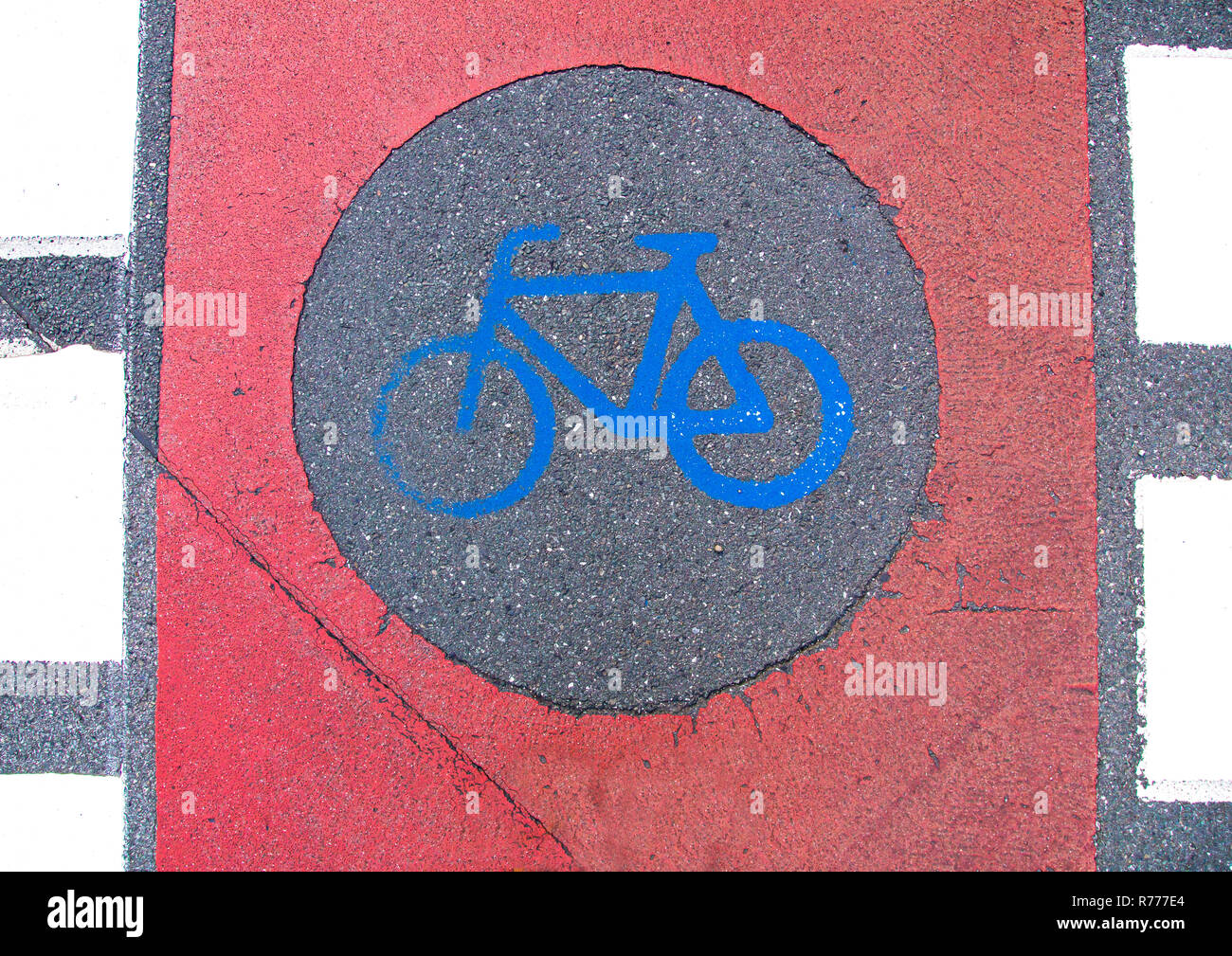 Radweg Markierung auf einem Gehsteig Stockfoto