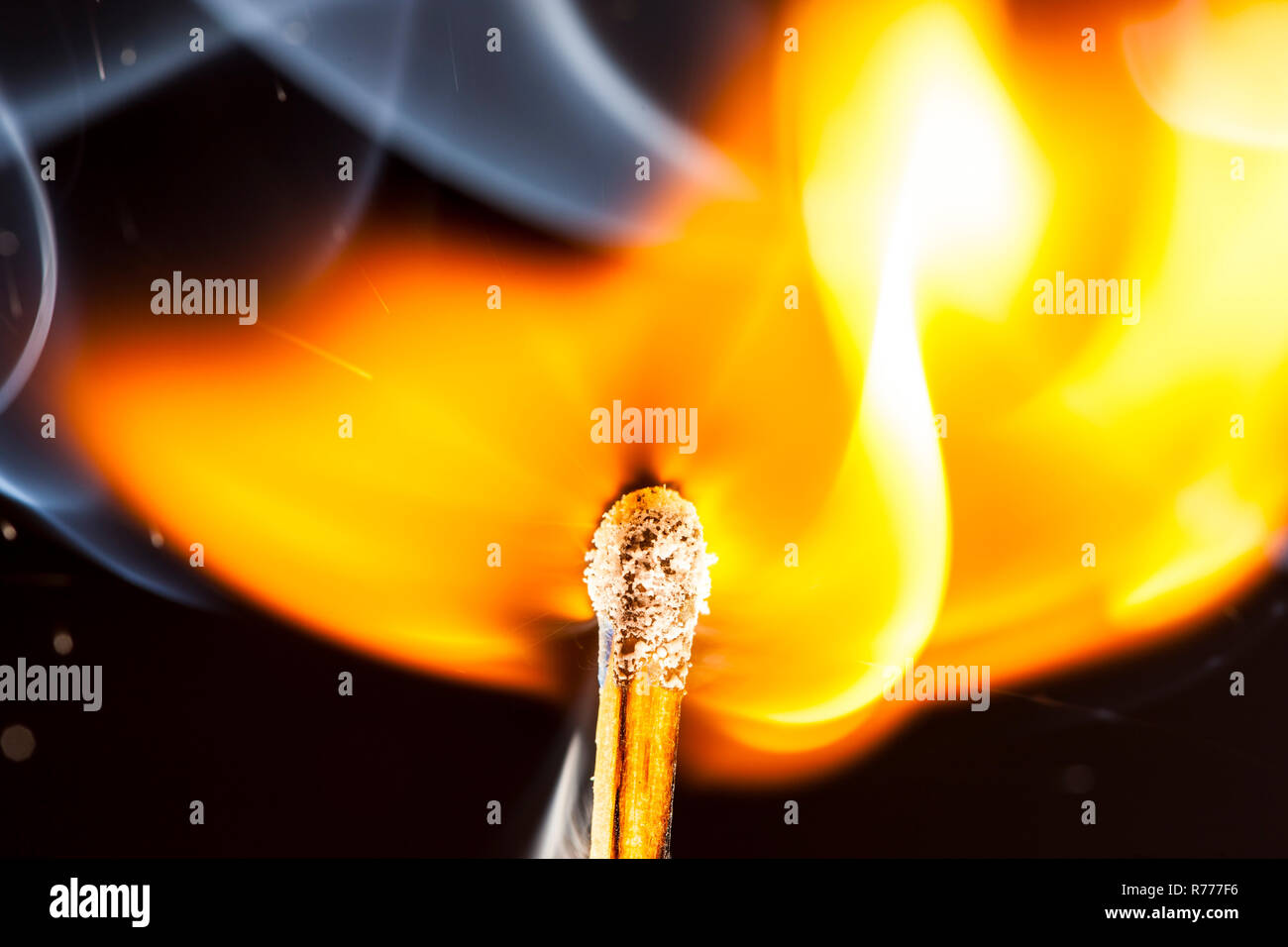 Frisch übereinstimmen, Flamme am match Kopf entzündet Stockfoto