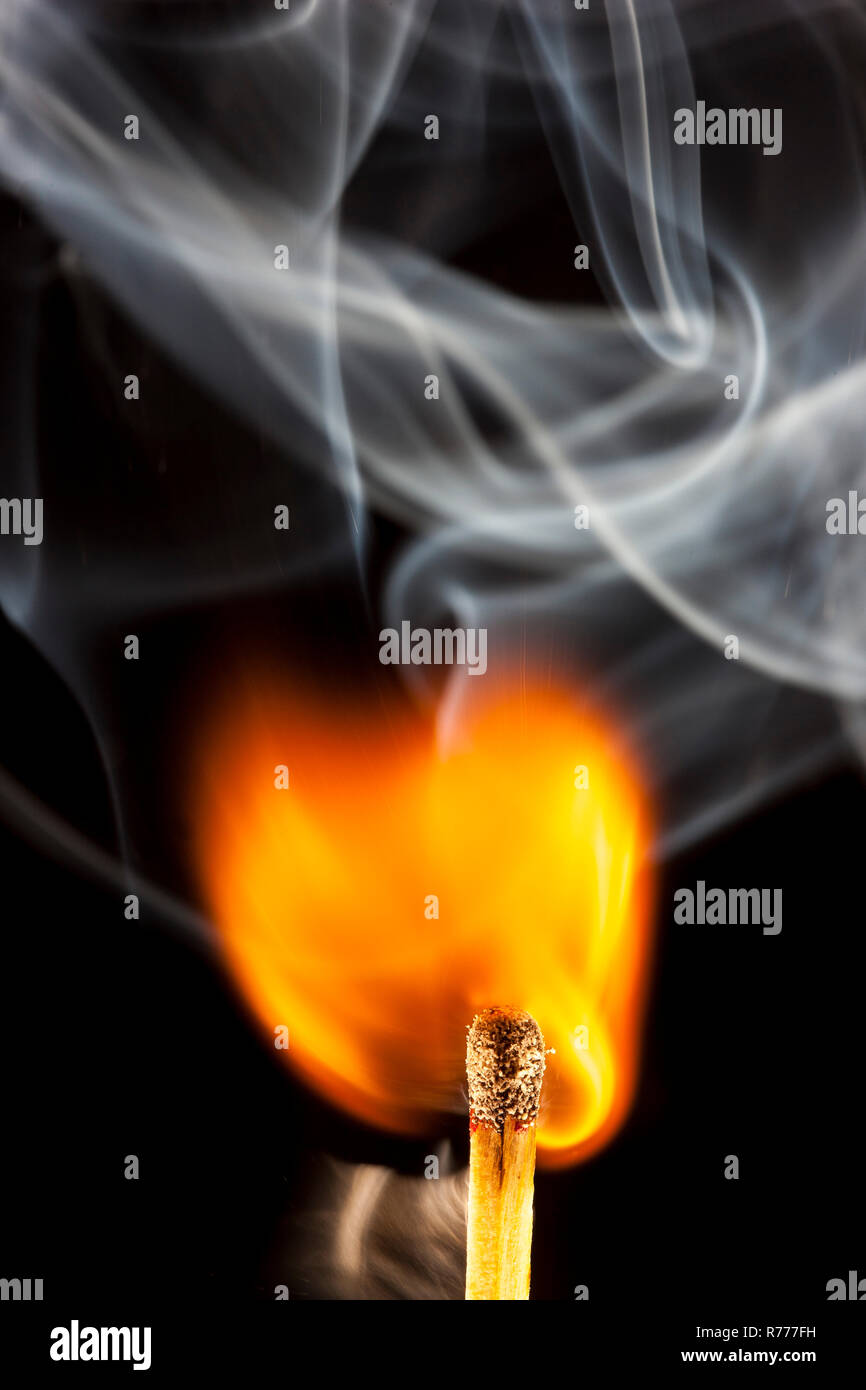 Frisch übereinstimmen, Flamme am match Kopf entzündet Stockfoto