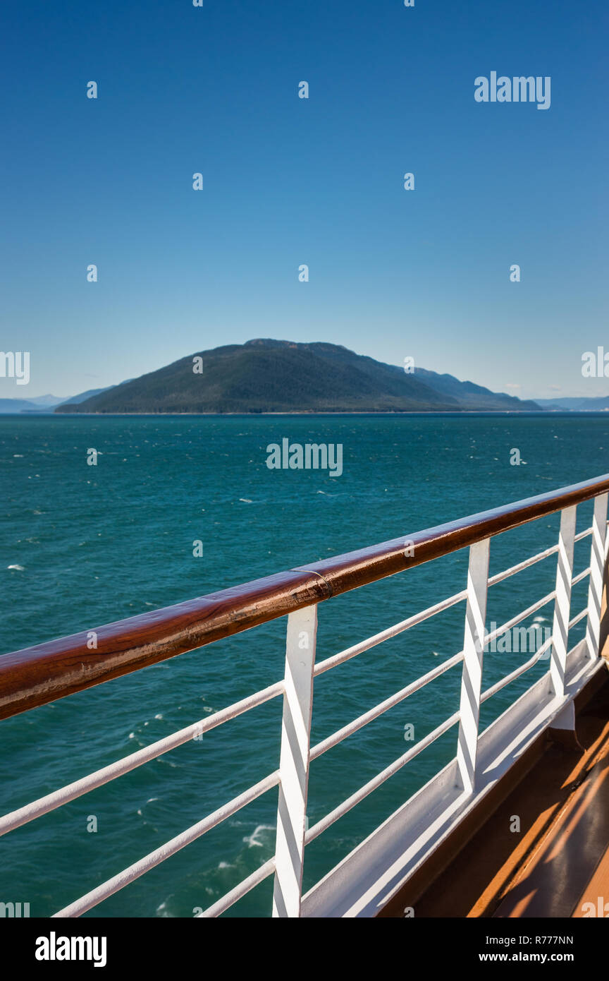 Blick auf die eisige, Douglas Island von einem Kreuzfahrtschiff Outdoor Deck auf einer klaren sonnigen und windigen Tag. Die glazialen Mehl aus der Nähe Taku Einlass machen Stockfoto