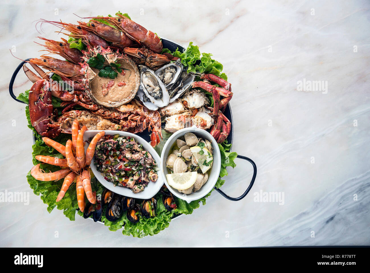 Gemischte frische Meeresfrüchte Auswahl gourmet Set platter Mahlzeit am Tisch Stockfoto