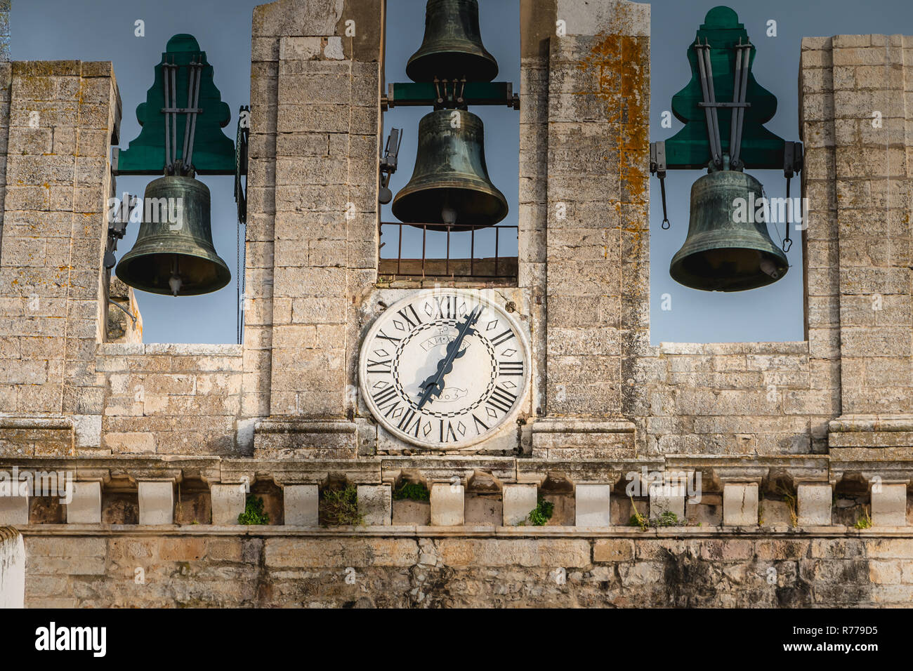 Architektonischen Details von Faro Kathedrale an einem Frühlingstag Stockfoto