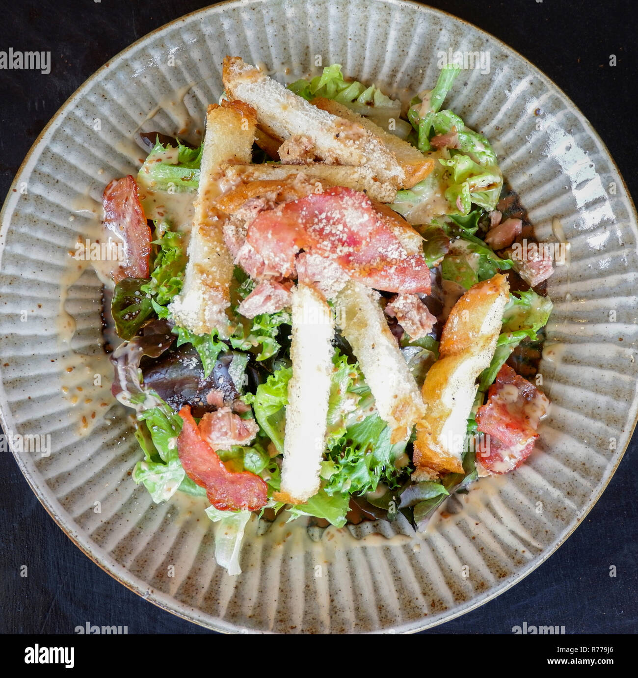 Pikanter Salat mit Speck/grünen Salat Salat mit Schinken Brot ...