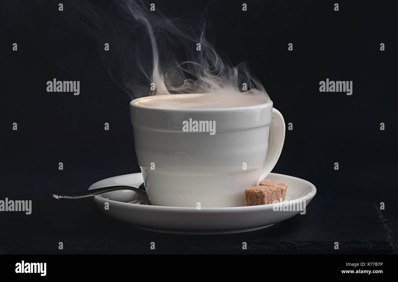 Dampfende Tasse Kaffee auf einem dunklen Hintergrund mit Kopie Raum Stockfoto