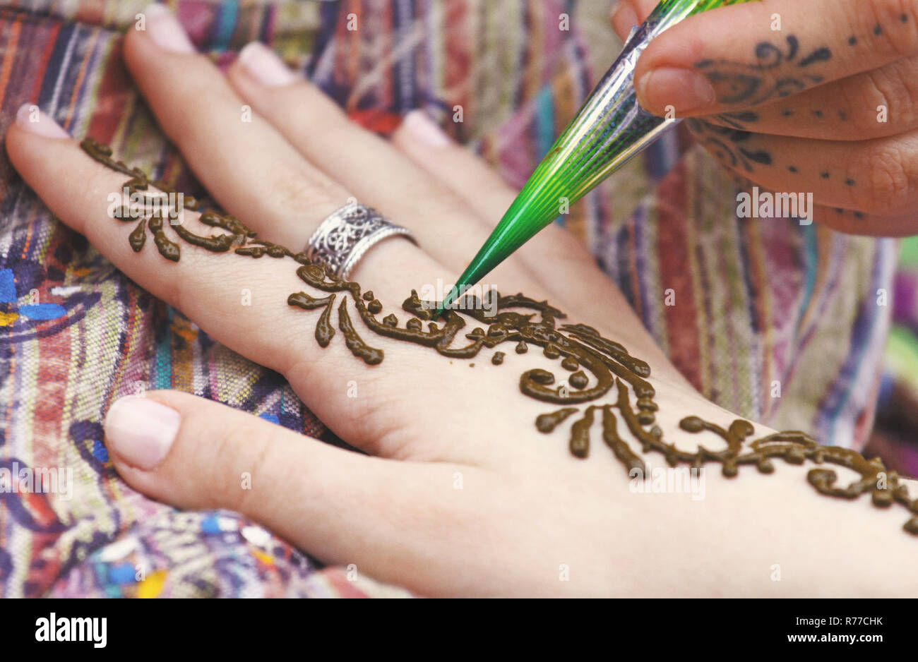 Maler der traditionellen indischen Henna Tattoo auf Frau hand Stockfoto