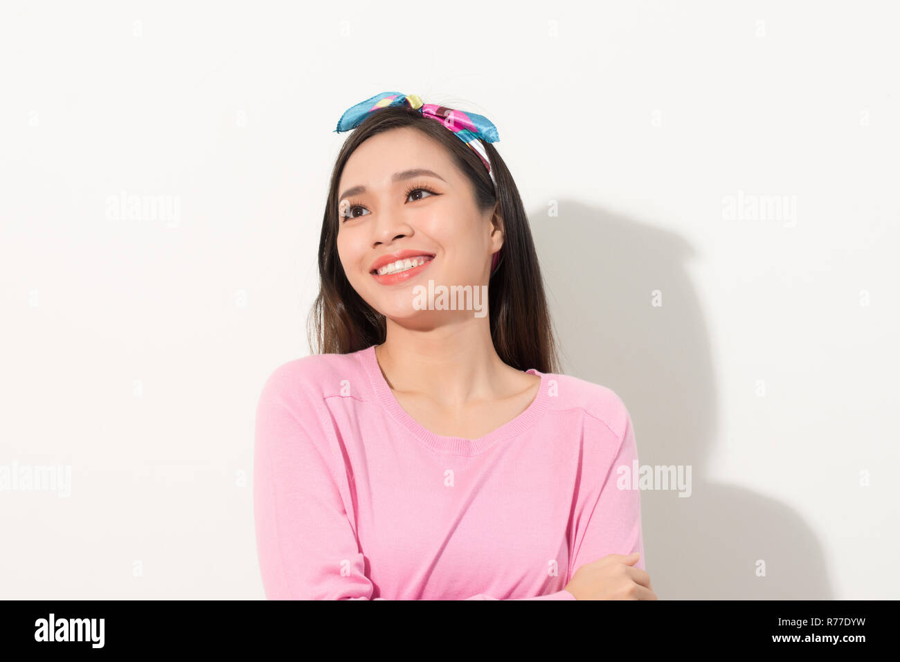 Asiatische Frau ist auf isolaed Hintergrund glücklich Stockfoto