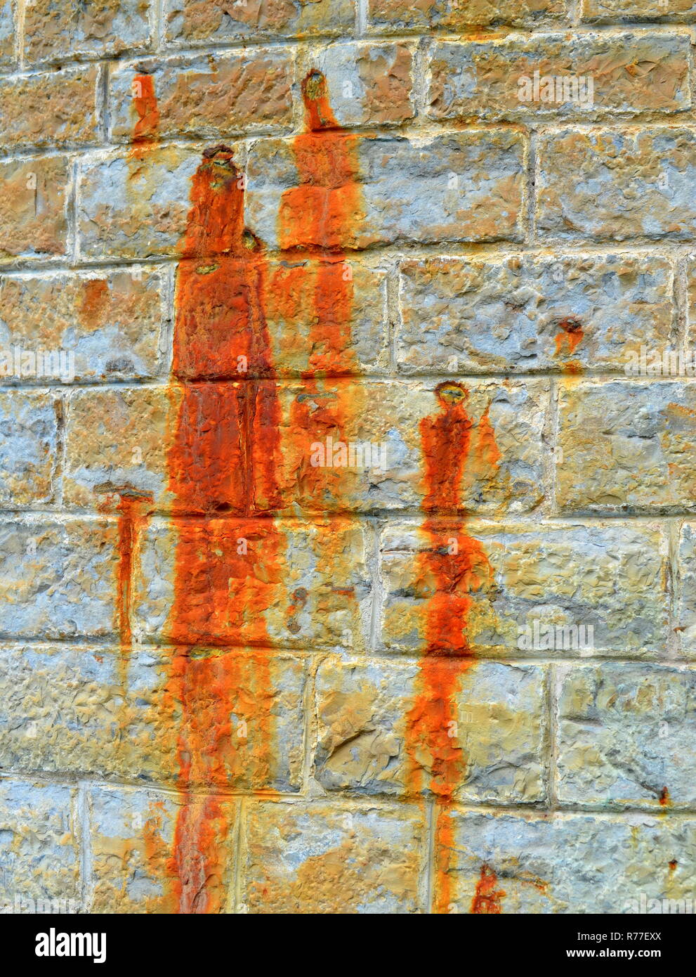 Einen glatten Stein Wand gebeizt mit roststellen Stockfoto