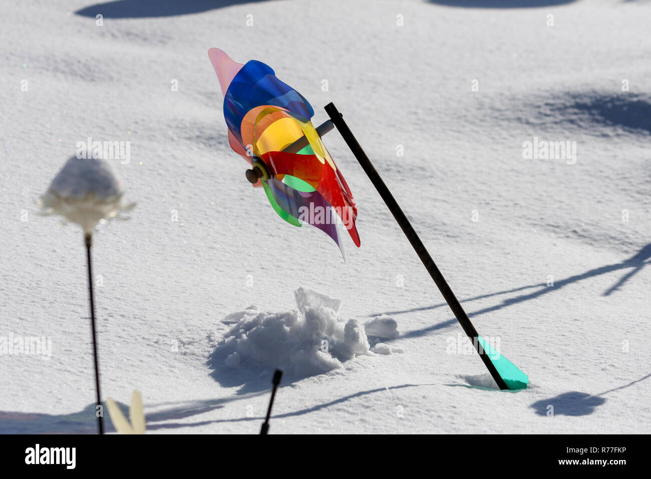 Eine Bunte Windmühle im Schnee Stockfoto