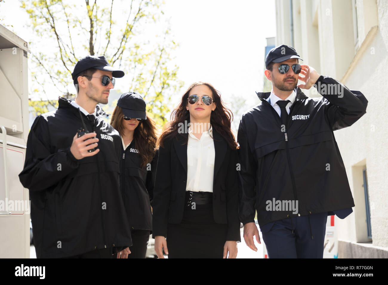 Portrait von weiblichen Berühmtheit mit Bodyguards Stockfoto