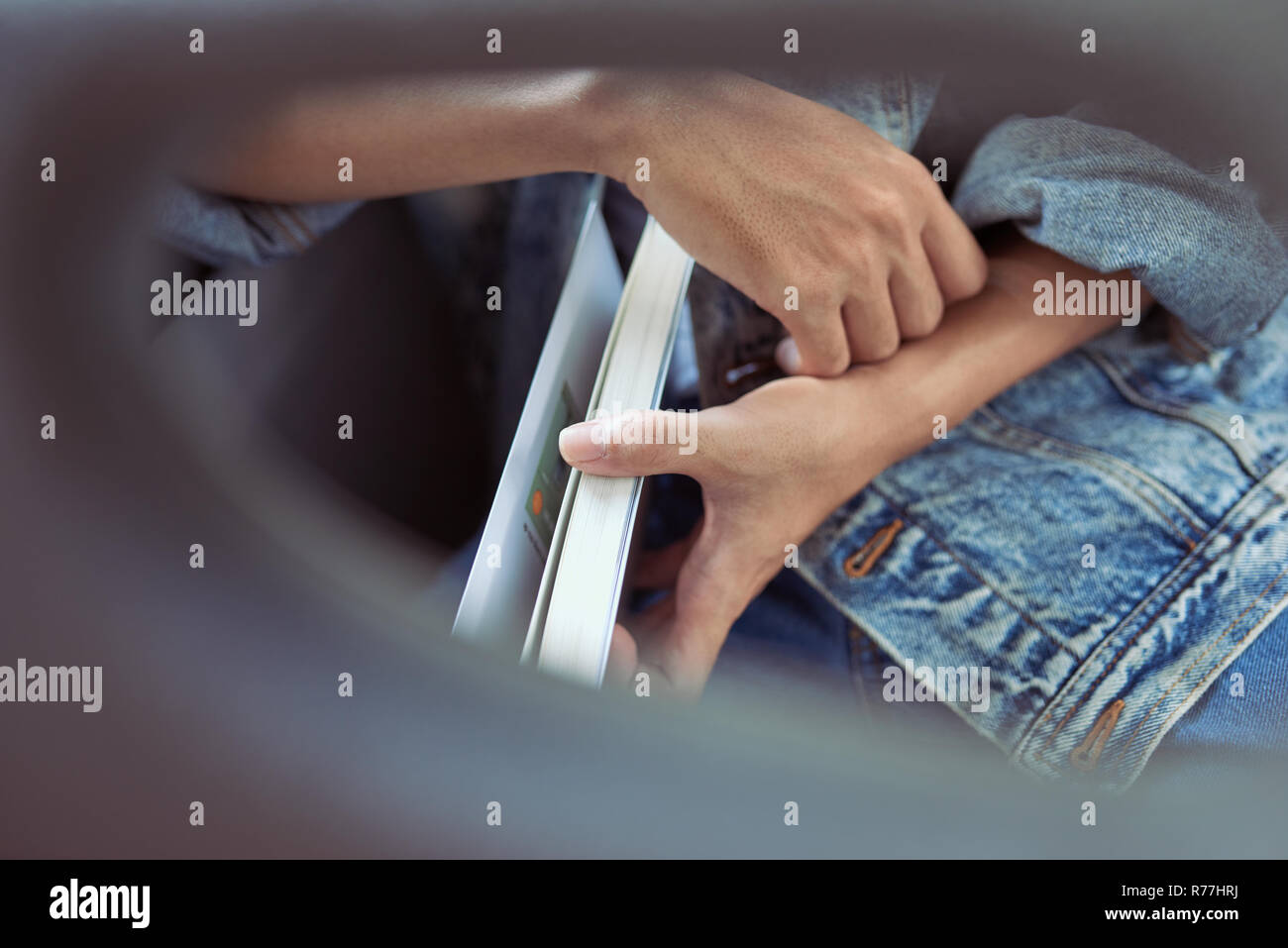 Transport. Leute im Bus. Er Lesung buchen Sie im Verkehr. Stockfoto