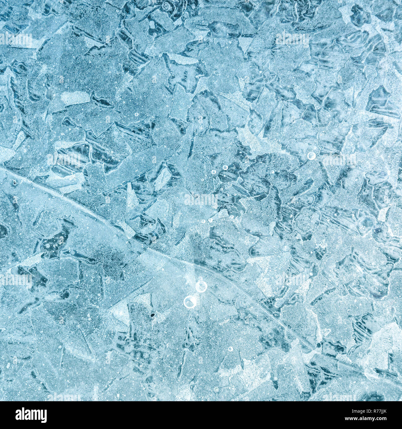 Gefrorener Fluss Wasser Oberfläche. Eisblock mit Rissen und Muster Makro anzeigen Stockfoto