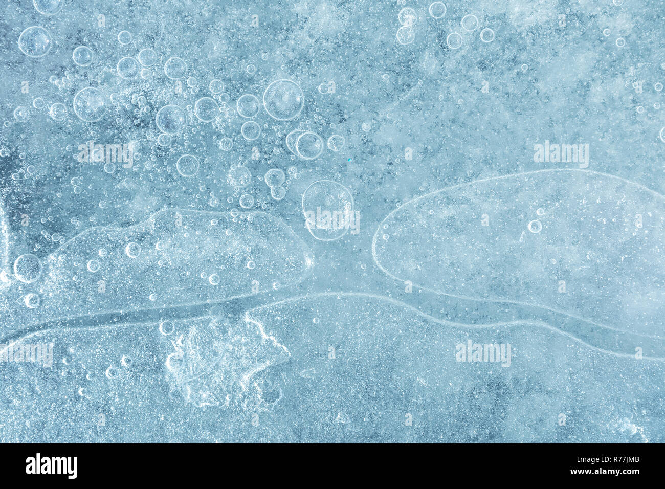 Zugefrorenen Fluss Wasser mit Luftblasen unter Eisblock, winter Textur Hintergrund Stockfoto