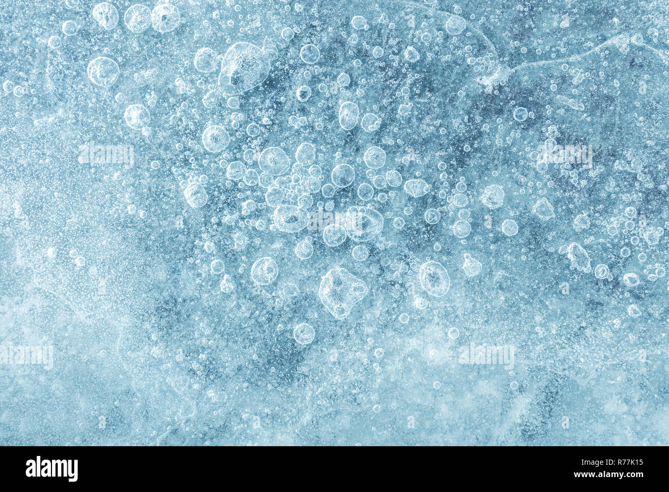 Textur der Eisblock Oberfläche mit Rissen, Blasen- muster und Kratzer, Makro anzeigen Stockfoto