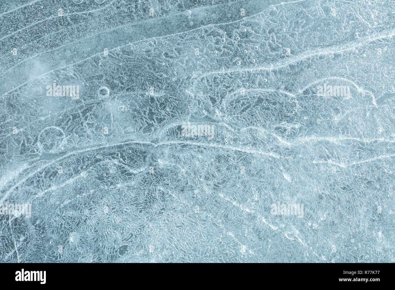 Schöne kurvige Muster und Risse auf dem Eisblock Oberfläche. Kalte eisige Winter Textur Stockfoto