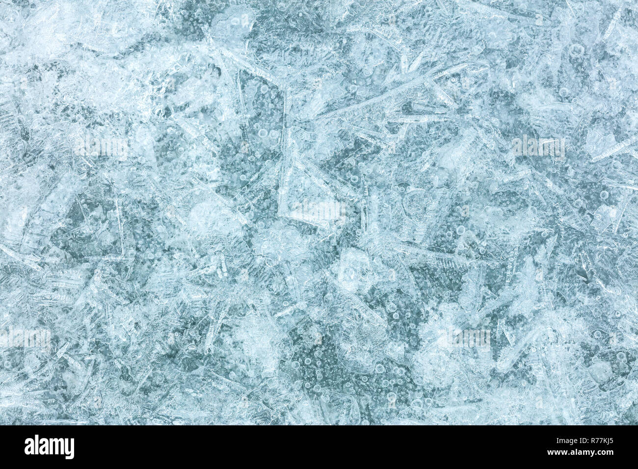 Risse im Eis texturierte Oberfläche Kulisse. Winter schmelzendes Eis closeup Stockfoto