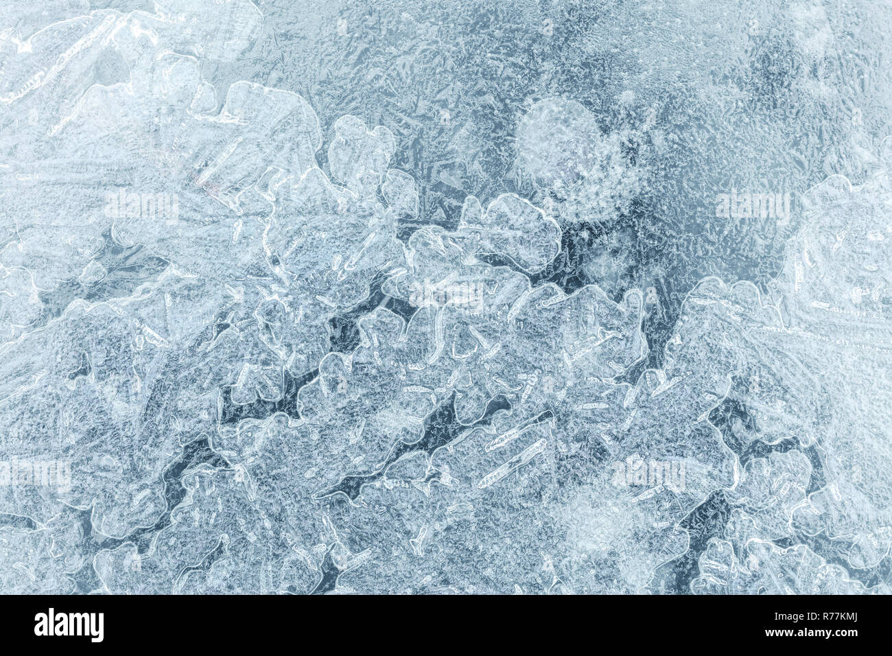 Eis Textur Hintergrund. Makro Blick auf gefrorenem See Wasser Oberfläche Stockfoto