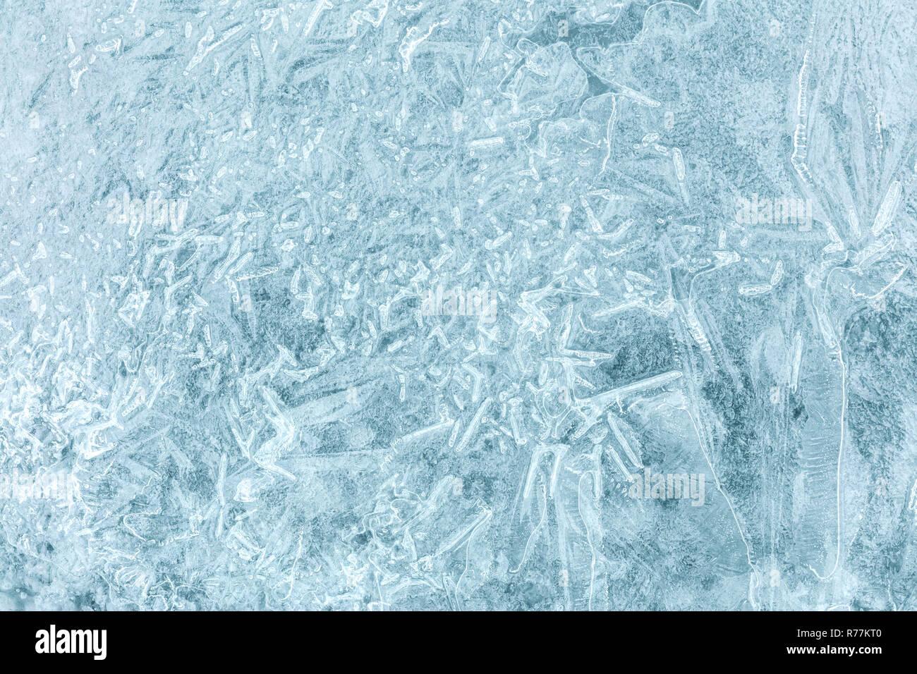 Winter Textur Hintergrund. Detailansicht der gefrorenen Oberfläche mit schmelzendem Eis Stockfoto