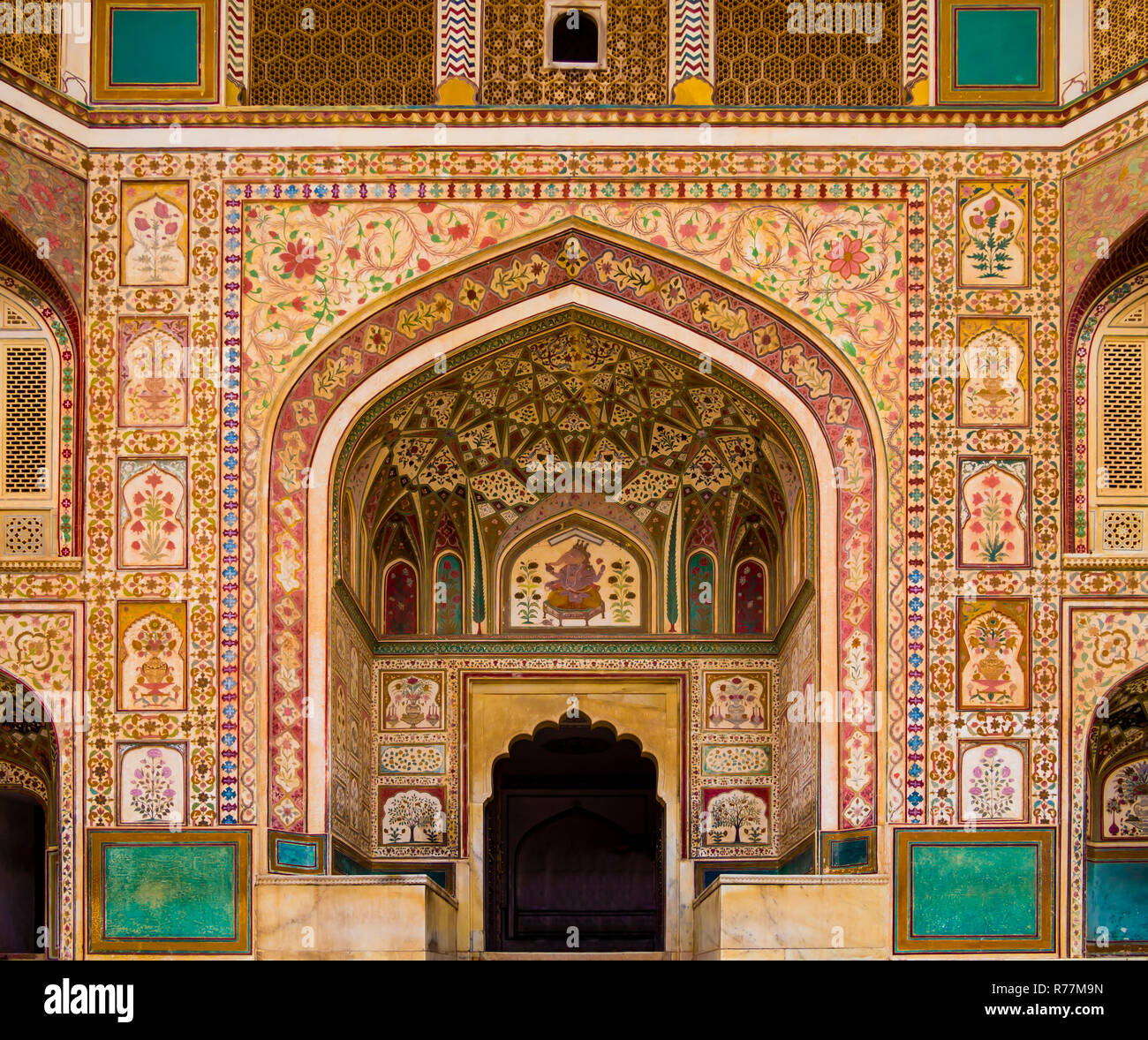 Beeindruckende Fassade von Ganesh Pol Eingang in Amber Fort Palace, Jaipur, Rajasthan, Indien Stockfoto