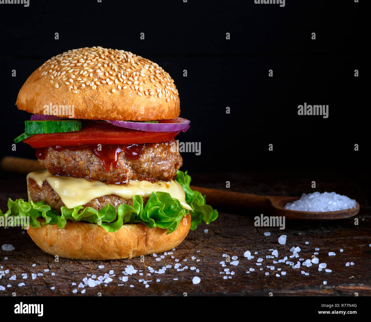 Doppel Burger mit Käse, schwarzer Hintergrund Stockfoto