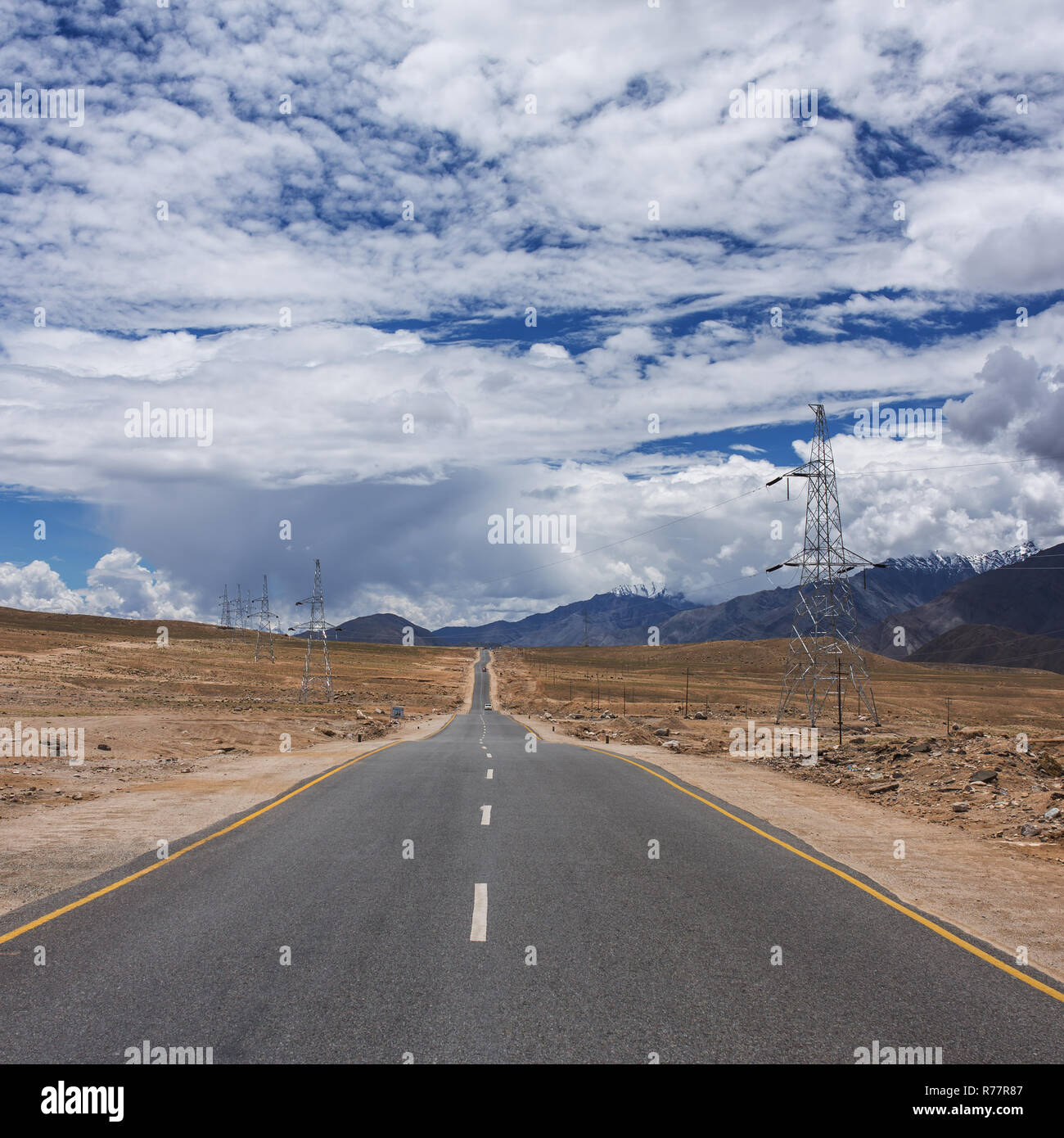 Leere Straße durch Himalaya Gebirge in Ladakh, Nordindien. Road Trip Konzept Stockfoto