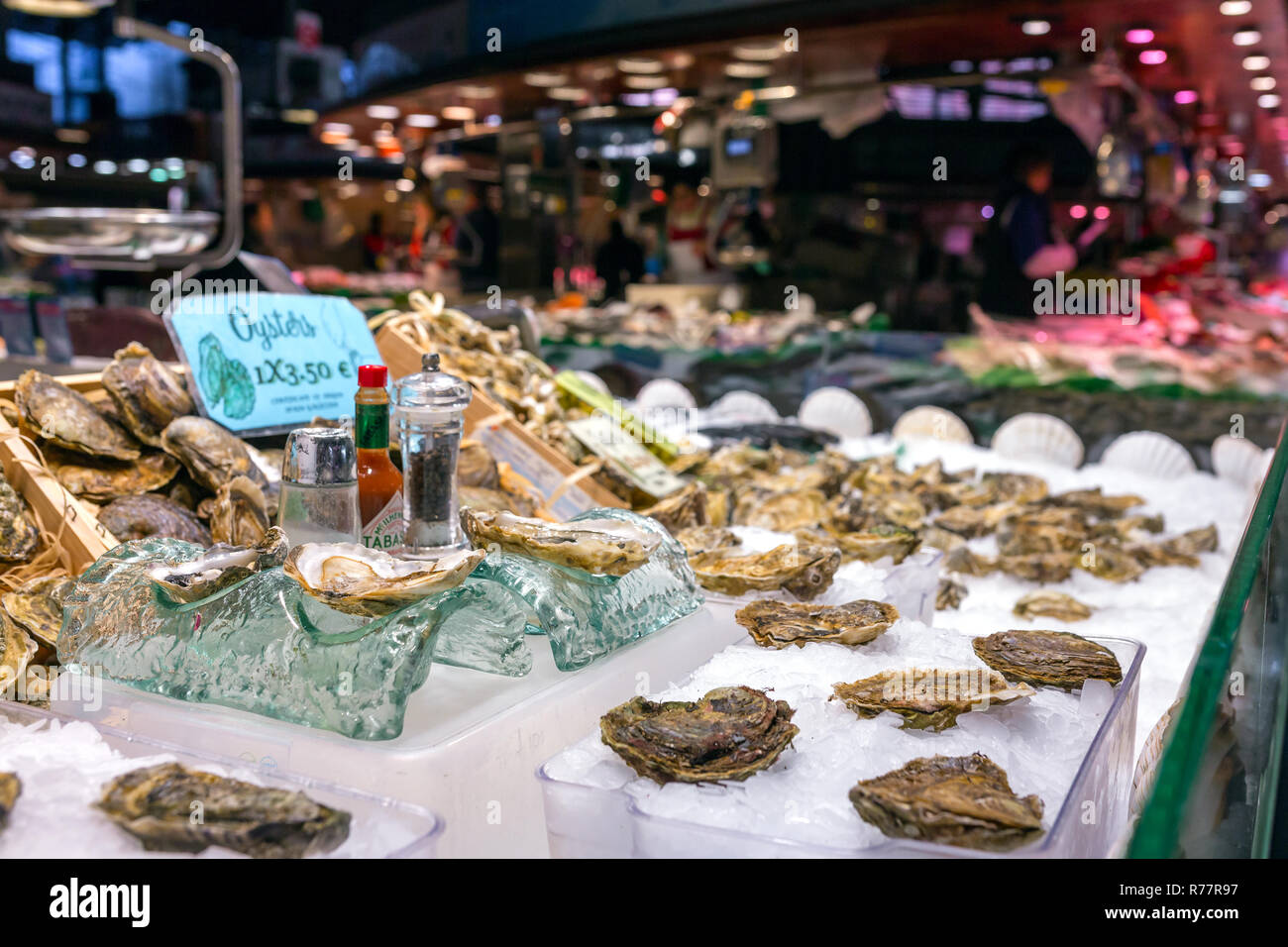 Geöffnet frische Austern auf Eis mit Zitrone am Mercat de Sant Josep de la Boqueria, einem großen öffentlichen Markt in der Ciutat Vella Bezirk in Barcelona, Sp Stockfoto