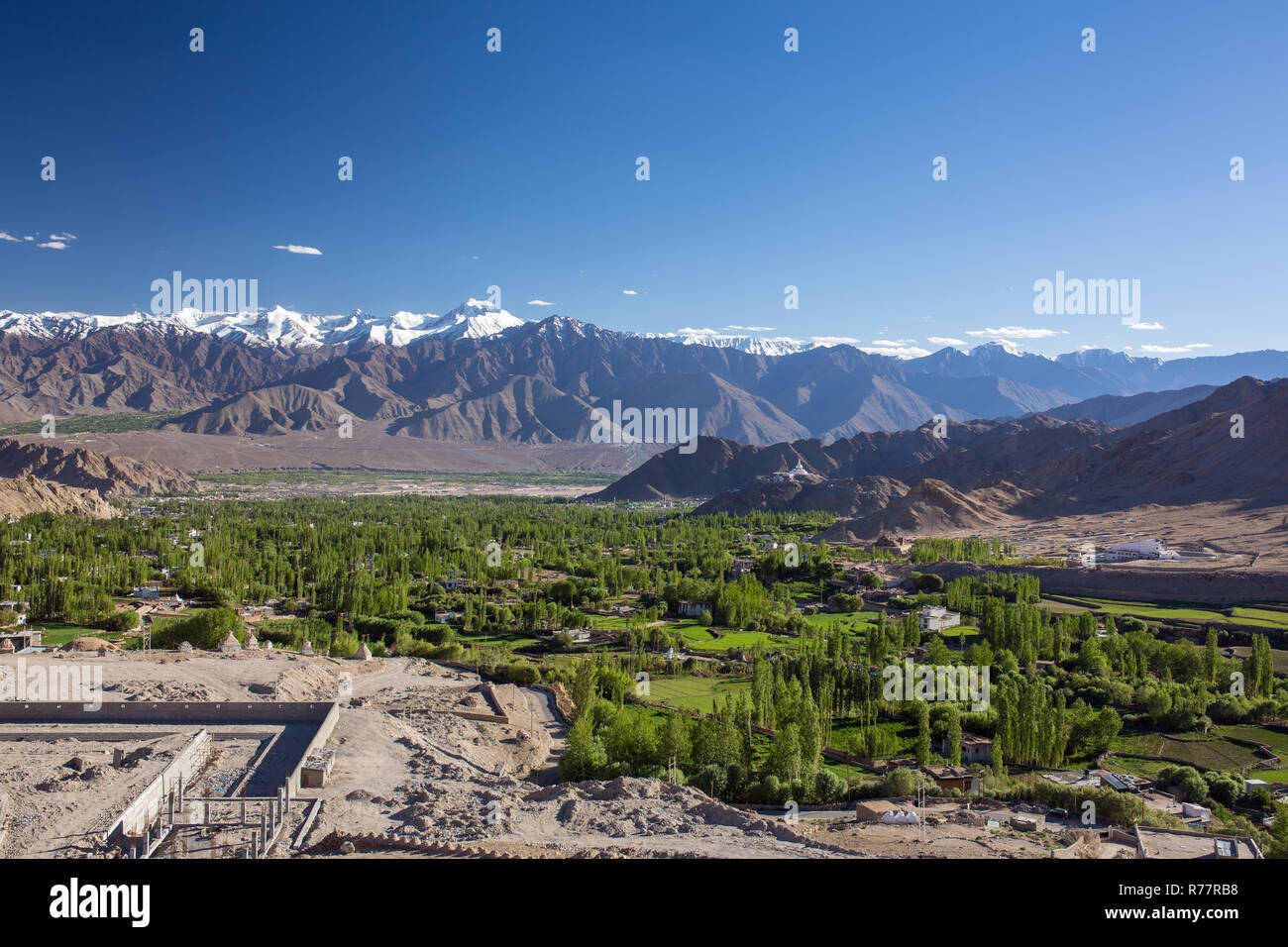 Schönen Blick auf Leh Stadt und Grün Indus Tal in Ladakh, Jammu und Kaschmir, Indien. Stockfoto
