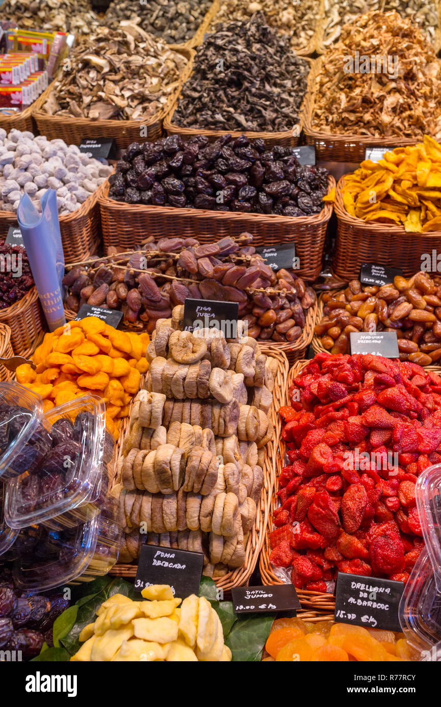 Getrocknete Früchte und Nüsse am Mercat de Sant Josep de la Boqueria, einem großen öffentlichen Markt in der Ciutat Vella Bezirk in Barcelona, Spanien. Stockfoto