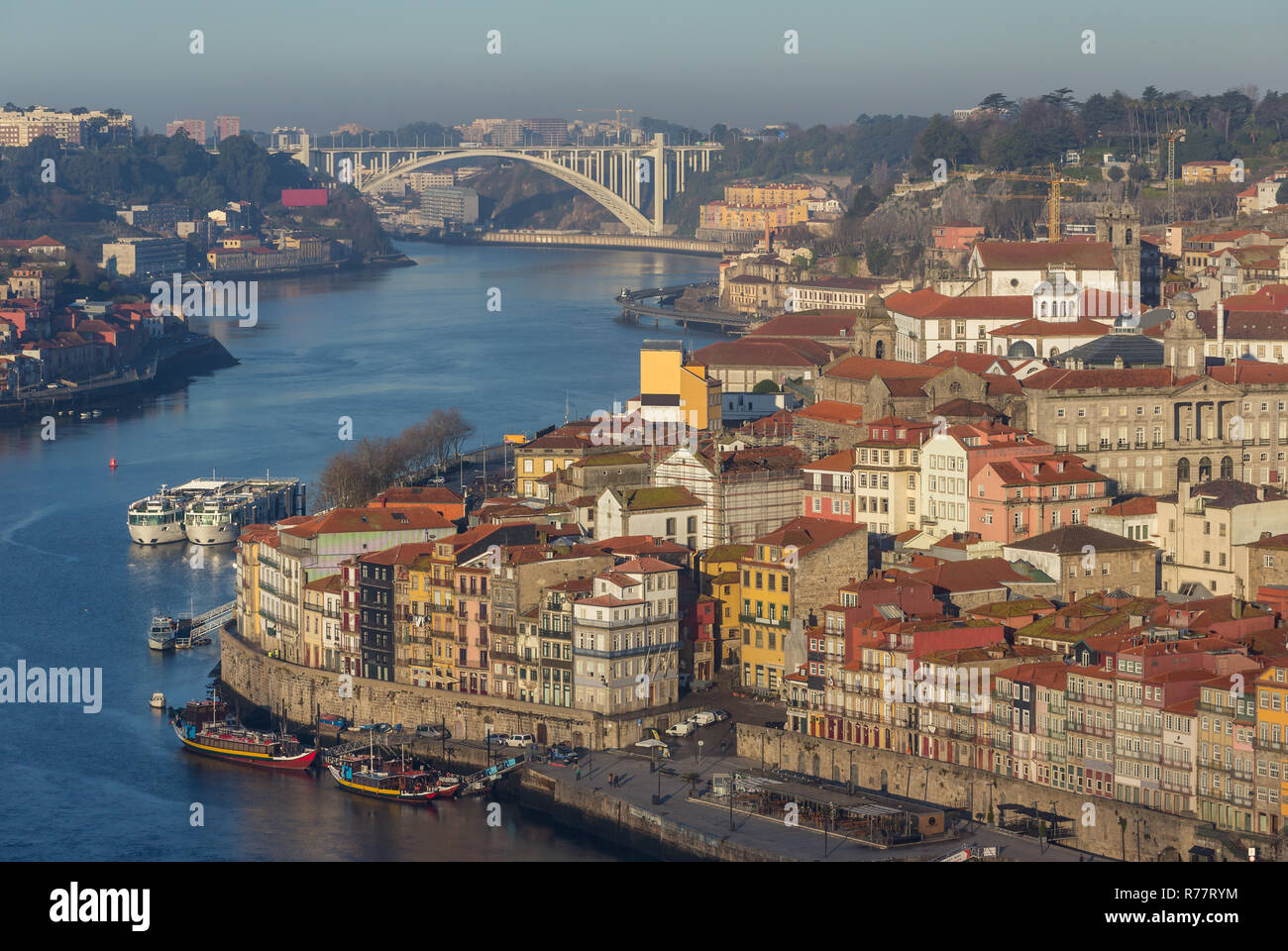 Alte Stadt Porto Blick von der Ponte Dom Luiz Brücke an surise, Portugal Stockfoto