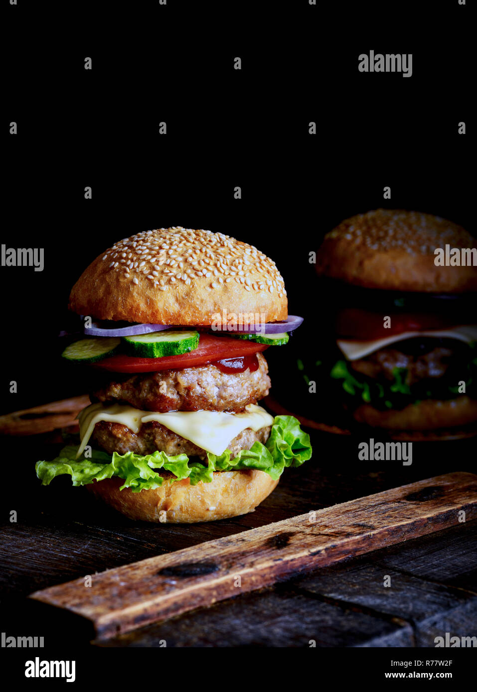 Sandwich mit zwei Fleisch Schnitzel, Käse und Gemüse Stockfoto
