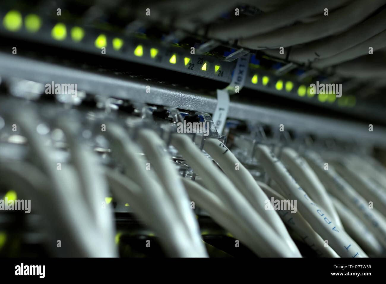 Verbindungen von Internet Kabel mit Servern. Server Datum Zentren Stockfoto Verbindungen von Internet Kabel mit Servern. Server Datum Zentren Stockfoto