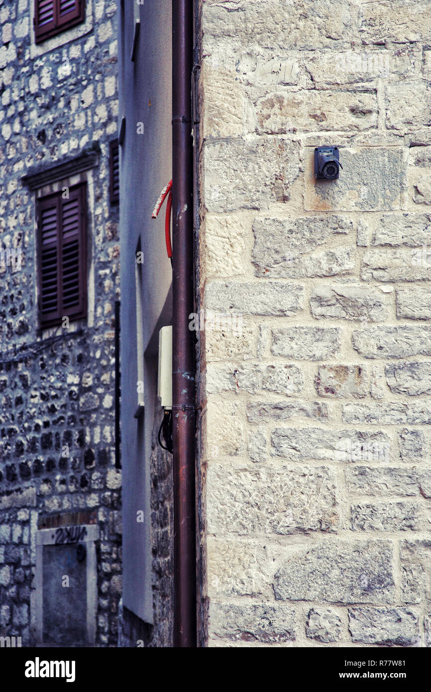 CCTV-Kamera auf der alten Mauer aus Stein Stockfoto
