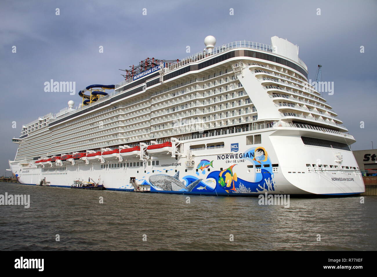 Das Kreuzfahrtschiff Norwegian Escape ist am 5. Oktober 2015 an der Anlegestelle der Kreuzfahrtschiffe im Hafen von Bremerhaven. Stockfoto