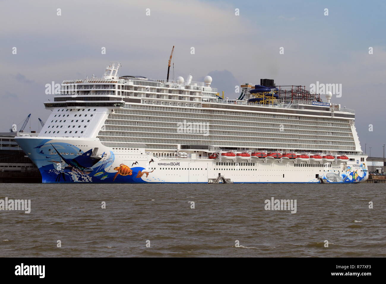 Das Kreuzfahrtschiff Norwegian Escape ist am 5. Oktober 2015 an der Anlegestelle der Kreuzfahrtschiffe im Hafen von Bremerhaven. Stockfoto