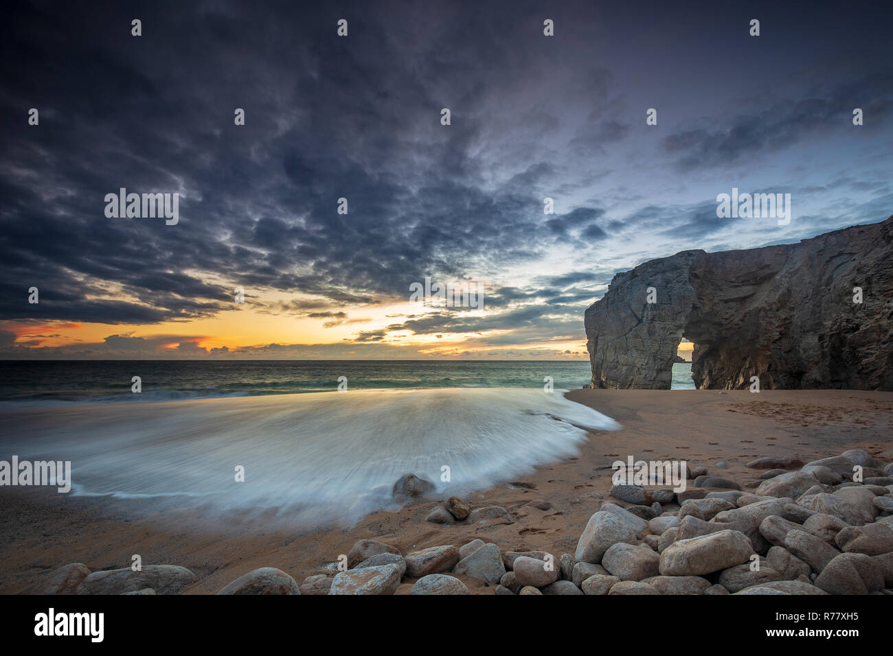 Sonnenuntergang an der Côte Sauvage in der Bretagne, Frankreich Stockfoto