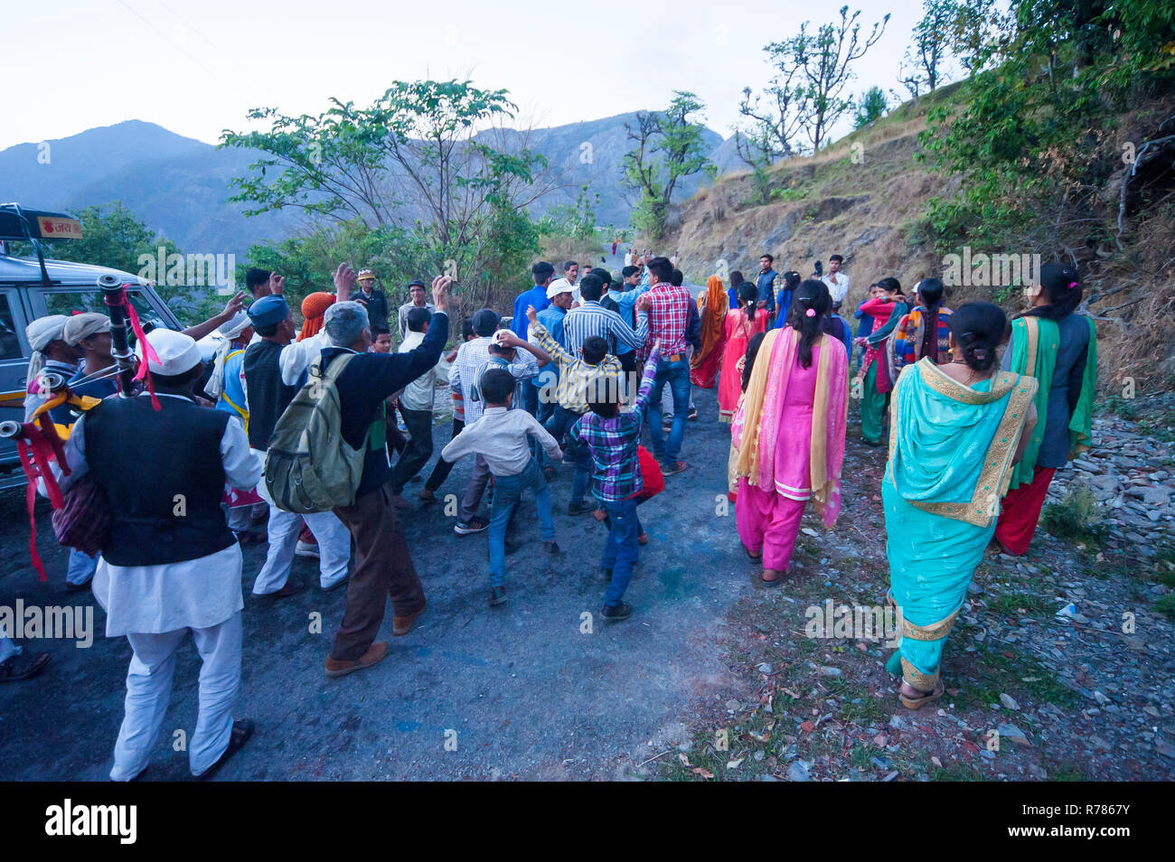 Indische Leute, die ein glückliches comemoration einer Hochzeit an der Straße auf dem kleinen Dorf auf der Adhora Nandhour Tal, Kumaon Hügel, Uttarakhand, Indien Stockfoto