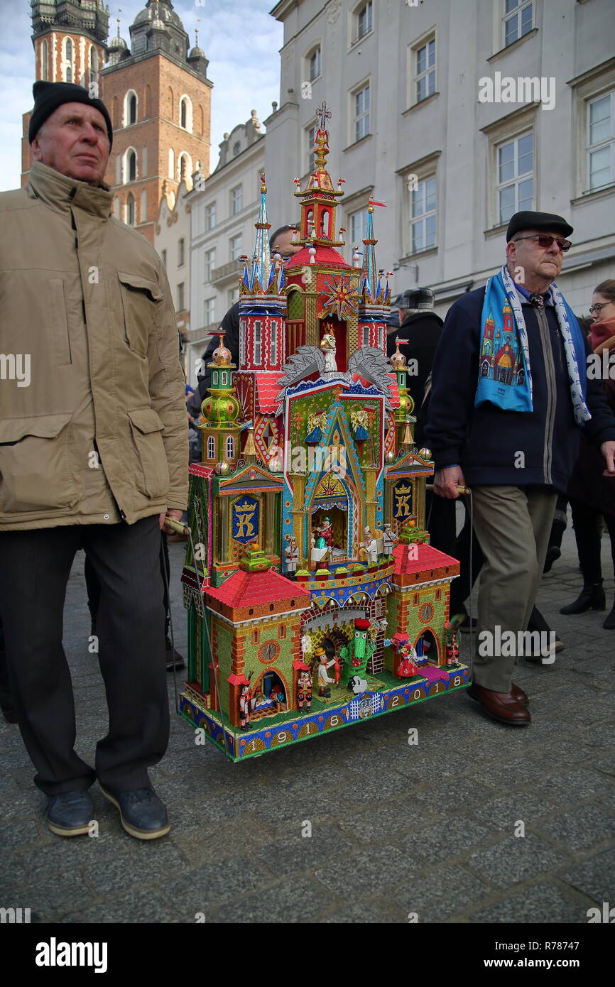 Zwei Männer, Autoren hält handgefertigte traditionelle Weihnachtsdekoration namens Szopka Krakowska, UNESCO World künstlerisches Objekt, decmeber 2018 aufgeführt Stockfoto