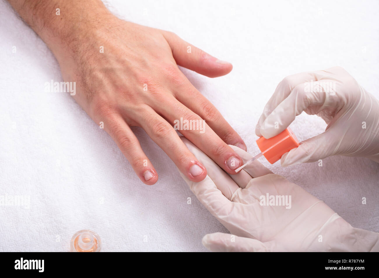 Close-up Kosmetikerin Anwendung Nagel Öl auf der Hand in Spa Stockfoto