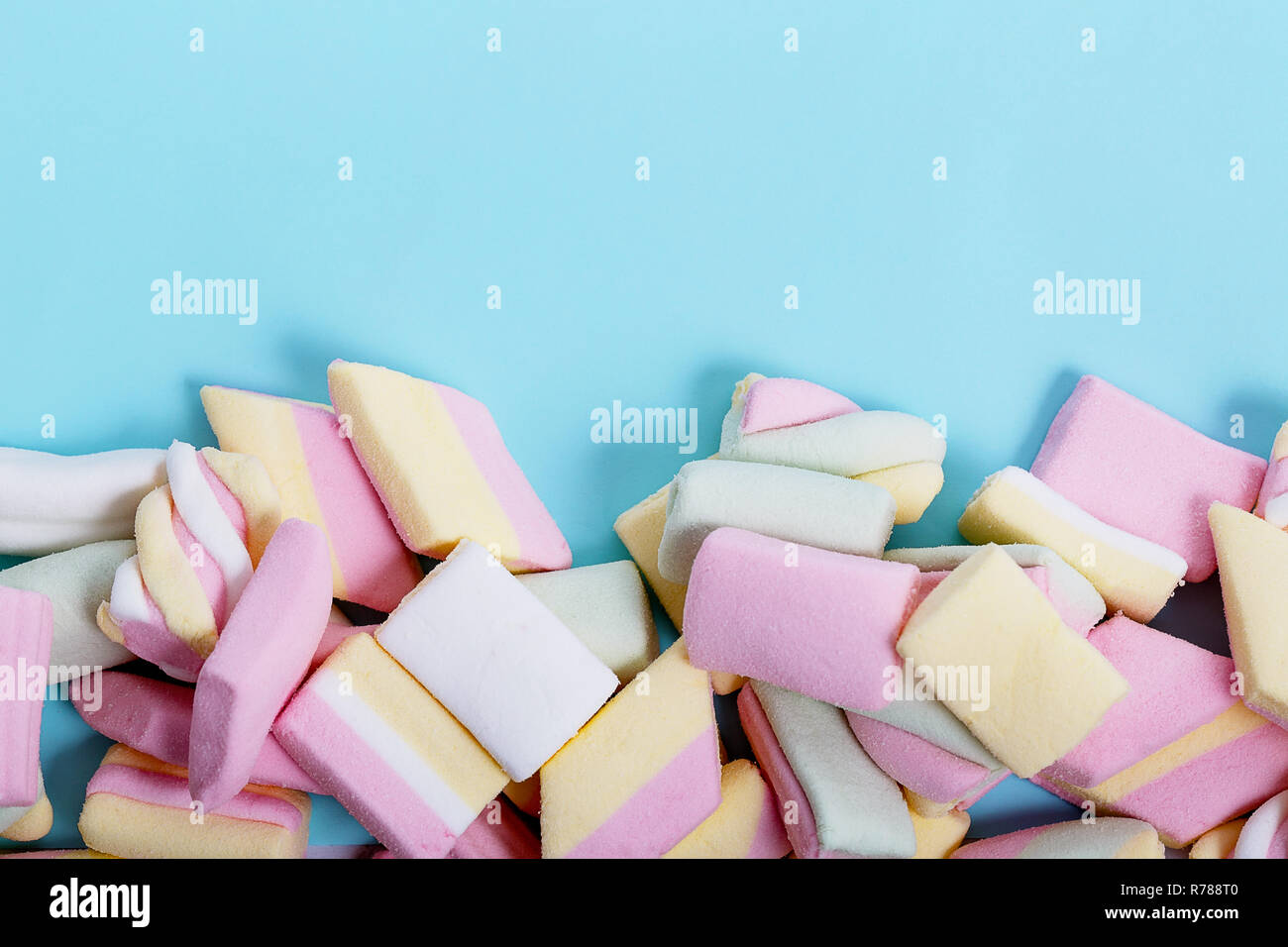Schone Bunte Und Leckere Sussigkeiten Sussigkeiten Und Gelee Marshmallows Verschiedene Formen Und Komposition Auf Whitw Hintergrund In Den Vordergrund Unscharf Mit Stockfotografie Alamy