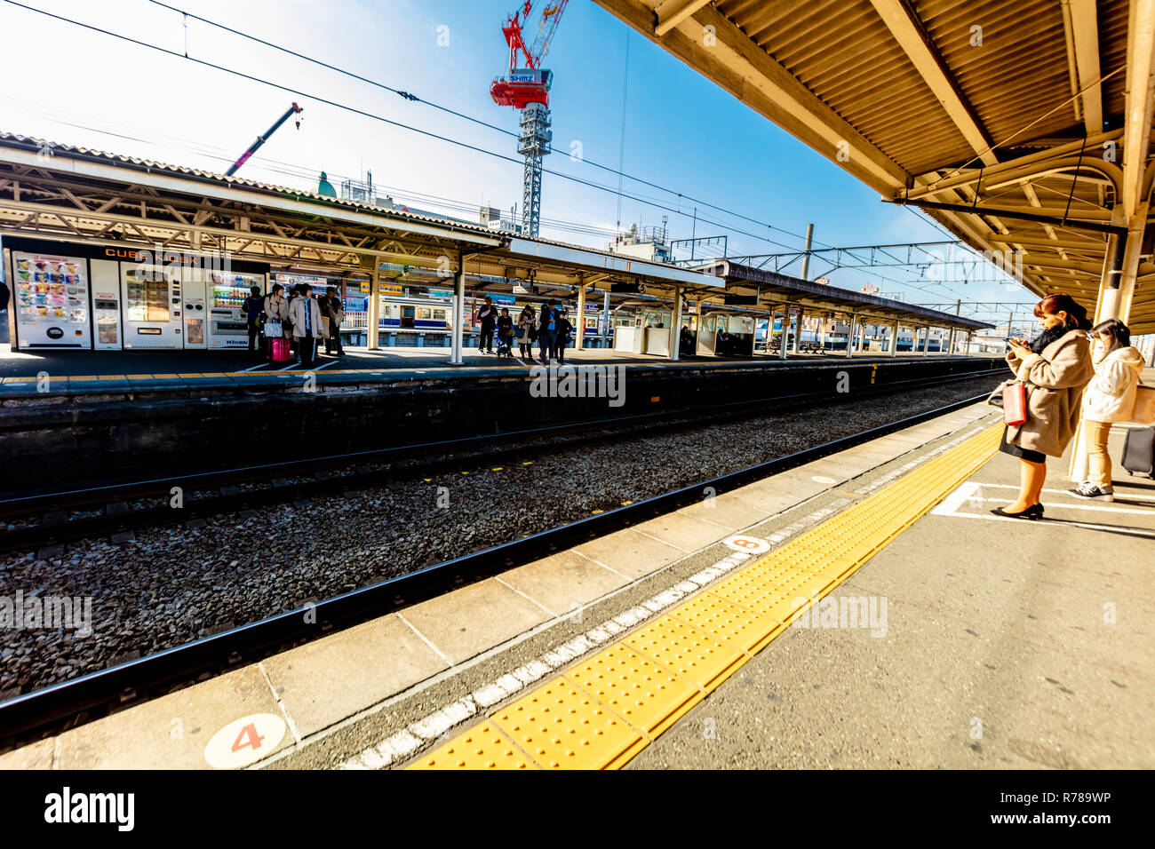 JR Mishima Bahnhof Plattform mit Menschen warten auf Zug Stockfoto