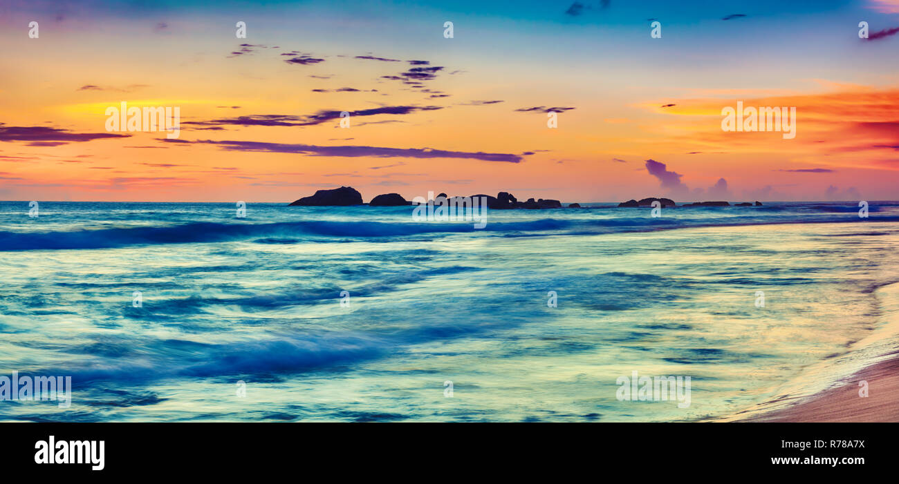 Sonnenuntergang über dem Meer. Schöne Landschaft. Panorama Stockfoto