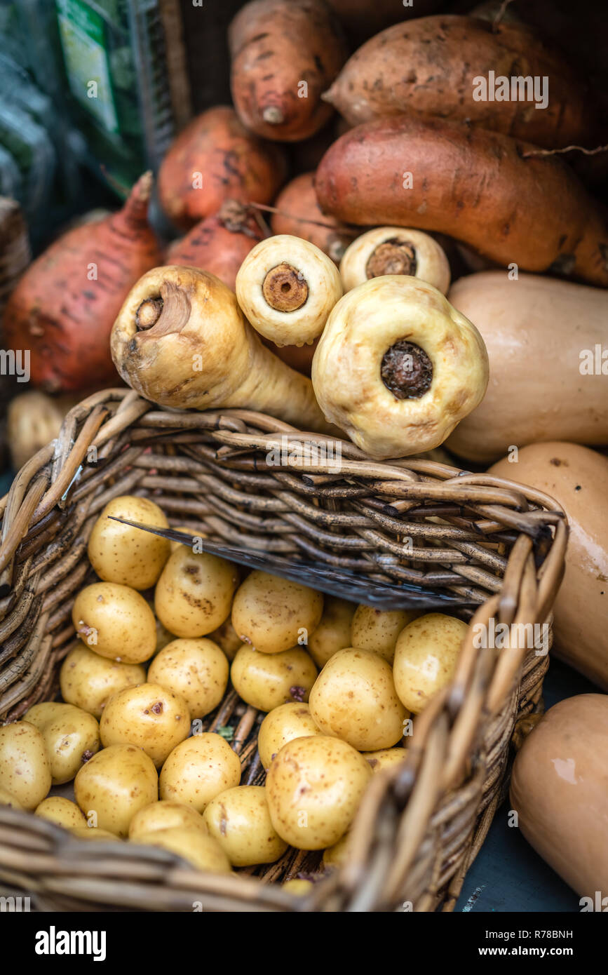 Rote und weiße Kartoffeln auf Verkauf Stockfoto