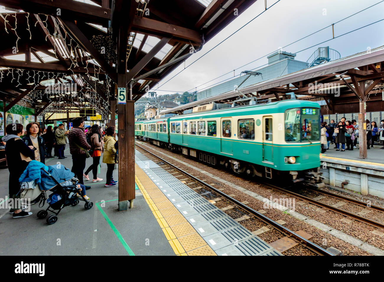 Kamakura, Kanagawa/Japan - 3. Dezember 2018: Enoshima elektrische Eisenbahn (Enoden) Zug Touristenbahn in Kamakura Stockfoto