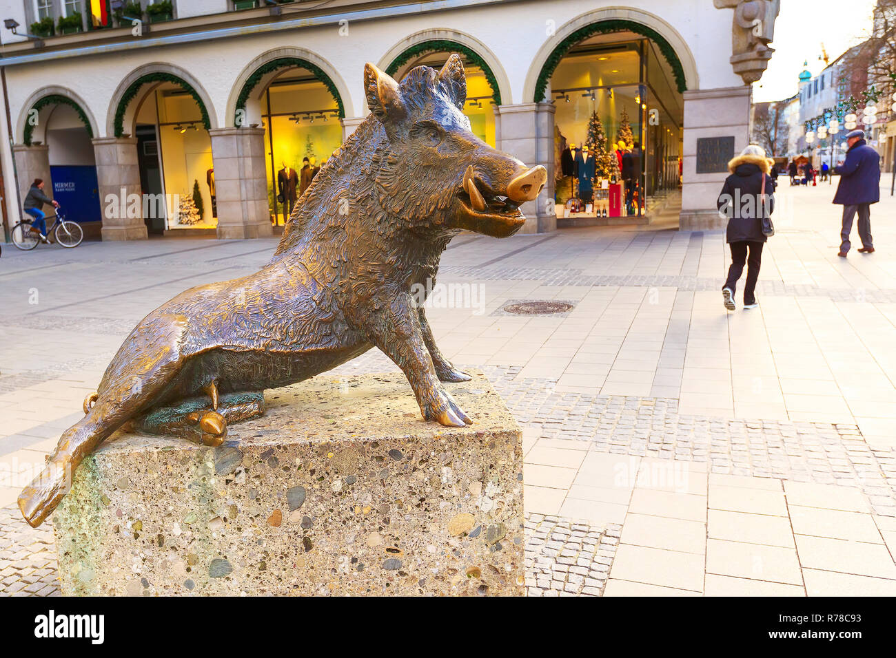 München, Deutschland - Dezember 26, 2016: Statue von einem Wildschwein an der Tür des Museum für Jagd und Fischerei Stockfoto