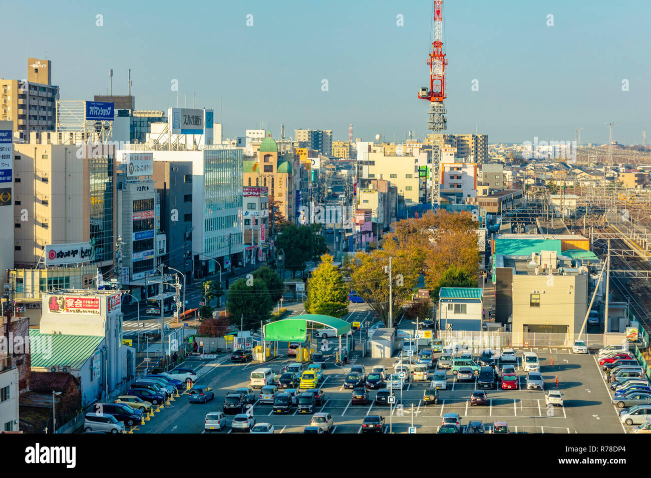 Mishima, Shizuoka, Japan - 1. Dezember 2018: Mishima modernes Stadtzentrum in der Nähe der JR Bahnhof dichten Gebäuden mit Bergen im Hintergrund Stockfoto