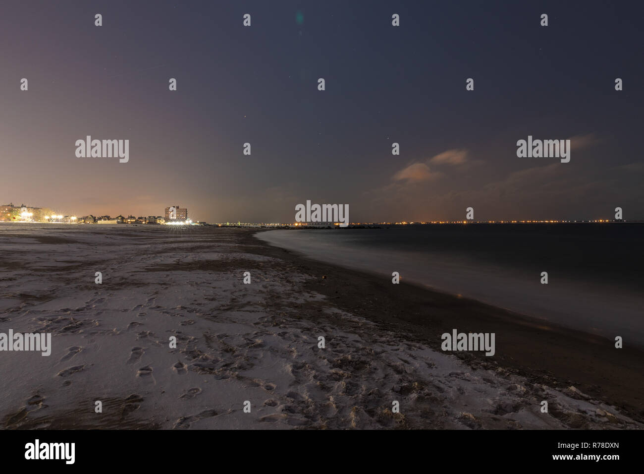 Brighton Beach bei Nacht im Winter. USA Stockfoto